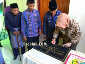 Wali Kota Tatong Bara saat menandatangani prasasti diresmikannya kantor kelurahan Mongkonai Barat