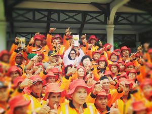 Tampak Wali Kota, Kotamobagu, sedang mengankat piala adipura, di tengah-tengah petugas kebersihan.
