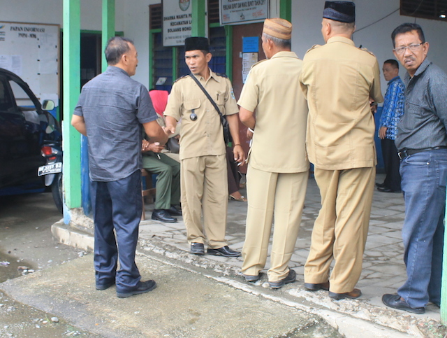 Juru Sita PN Kotamobagu, Tompikat Manoppo, di Kantor Camat Lolak.
