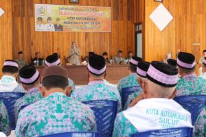 Wali Kota Kotamobagu, Ir. Tatong Bara, saat memberikan sambutan pada pelepasan Jemaah Calon Haji Kotamobagu, Tahun 2016