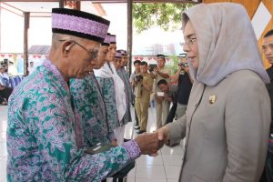 Wali Kota Ir Tatong Bara menyalami para Jemaah Calon Haji Kotamobagu Tahun 2016 
