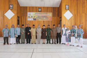 Tampak Para Jemaah Calon Haji foto bersama dengan Wali Kota Ir Tatong Bara dan Forkopinda Kotamobagu