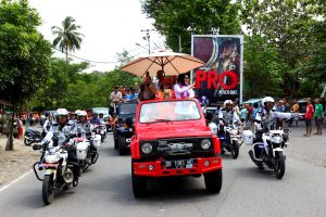 Tampak Rombongan Wali Kota Kotamobagu, Ir. Tatong Bara, memboyong Piala Adipura dan diarak keliling Kota.