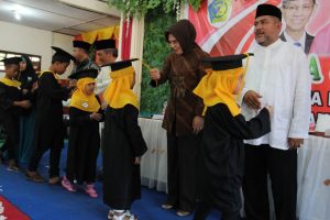 Tampak Wali Kota, Ir. Tatong Bara, saat  mewisuda Santri 