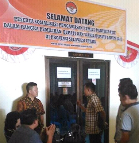 Tampak wartawan yang dapat undangan tapi tak diizinkan masuk.