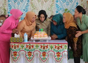 Wali Kota didaulat meniup lilin dalam rangka HUT DWP