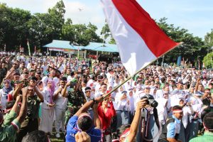 Ribuan warga berbaur meneriakkan yel-yel NKRI harga mati