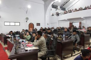 Tampak Anggota Dewan serius mengikuti sidang paripurna penetapan APBD-P