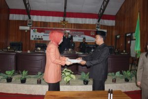 Tampak Ketua Dewan H. Ahmad Sabir menyerahkan Dokumen APBD-P kepada Wali Kota Ir Tatong Bara saat sidang paripurna penetapan APBD-P