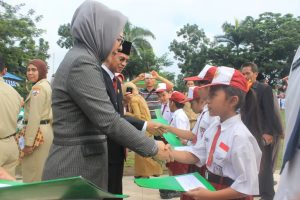 Tampak Wali Kota Kotamobagu Ir. Tatong Bara menyerahkan Piagam penghargaan kepada siswa saat peringatan Hardiknas (2/5) lalu. 
