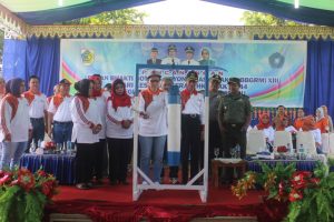Walikota Kotamobagu Ir Tatong Bara memukul kentongan menandai pencanangan BBGRM tahun 2016