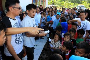 Susasana penyalururan bantuan bagi para korban kebakaran Gogagoman, oleh para wartawan yang tergabung dalam komunitas wartawan BMR.