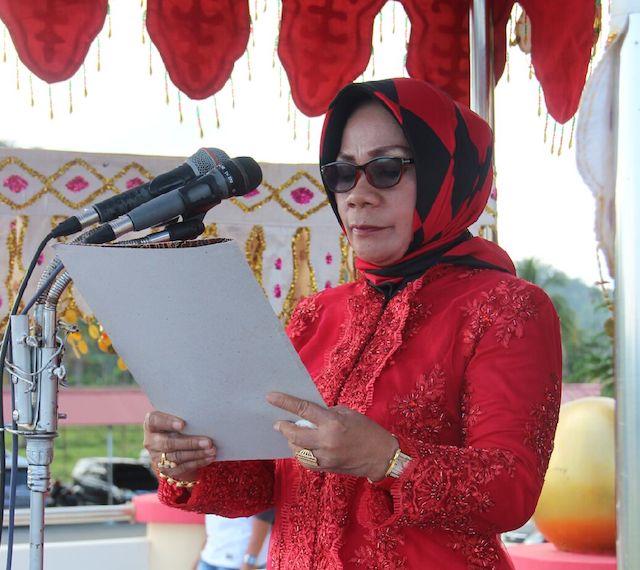 Tampak Asisten III Pemkab Bolmong, Dra Ulfa Paputungan MM saat menjadi Inspektur Upacara dalam rangka memperingati hari lahirnya Pahlawan Nasional RA Kartini.