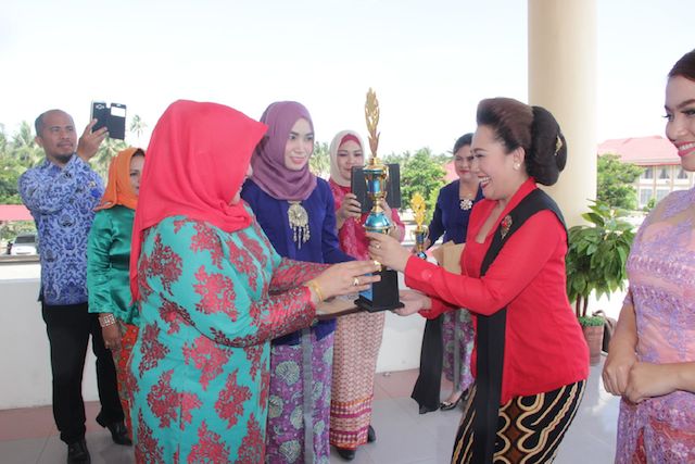 Simbolis: Tampak suasana penyerahan piala kepada pemenang lomba peragaan kebaya dan paduan suata yang digelar oleh Pemkab Bolmong.