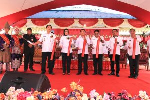 Tampak Wakil Gubernur Sulut, Steven Kandow, bersama Wali Kota Kotamobagu Ir. Taton Bara, Sekertars Utama Perpustakaan Nasional, dan Kepala Dinas Arsip dan perpustakaan Provinsi, serta Ketua DPRD Kotamobagu, memukul tengkoreng sebagai tanda dibukanya kegiatan Road Show Perpustakaan, Rabu (9/8).