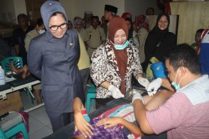 Tampak Walikota Ir Tatong Bara saat meninjau langsung kegiatan khitanan massal