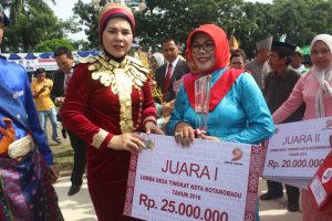 Wali Kota menyerahkan hadiah dan penghargaan kepada Sangadi Bilalang I yang menjuarai lomba Desa