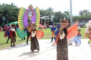 Tampak para peserta parade seni tari tradisonal pada peringatn HUT Kotamobagu 