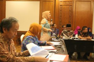 Tampak Wali Kota di Sedang mempersetasikan Depan Para Juri Adipura Kementrian Lingkungan Hidup, salah satu Juri adalah Mantan mentri lingkungan Hidup, Sarwoo Kusuma Atmaja  