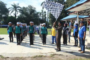 Tampak Sekertaris Daerah Kotamobagu Tahlis Gallang saat melepas perserta lomba gerak jalan dalam rangka HUT RI ke- 71 