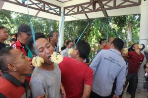 tampak kemeriahan lomba makan kerupuk dalam rangka HUT RI ke-71  yang dilaksanakan pemerintah Kota Kotamobagu