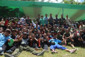 Tampak Wali Kota Kotamobagu Ir. tatong Bara dan Sekertaris Kota, Tahlis Gallang, saat foto bersama dengan tim tarik tambang Satpol-PP dan Kodim 1303 