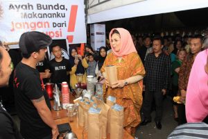 Wali Kota Ir. Tatong Bara saat berdialog dengan pelaku usah yang memamerkan produk unggulan Kopi.