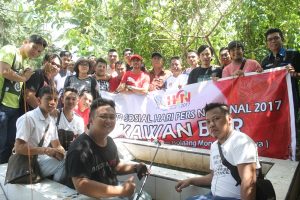 Para Jurnalis saat ziarah makam almarhum Wahyudin Pakaya, di Desa Doloduo. 