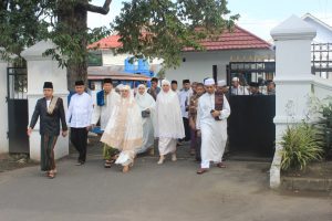 Tampak Wali Kota Kotamobagu Ir Tatong Bara bersama para tokoh Ulama dan Kepala SKPD menuju Lapangan Kotamobagu untuk menunaikan ibadah Sholat Idul Fitri 1437 Hijriah
