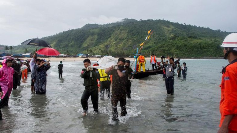 Jenazah korban pesawat jatuh dievakuasi