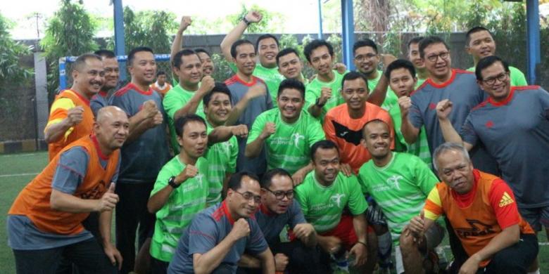 Joko Widodo bermin futsal bersama dengan menteri dan kepala lembaga