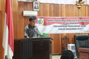 Juru bicara Fraksi PAN Steward Adityo Pantas membacakan pandangan fraksi