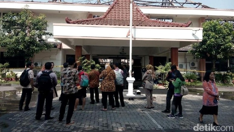 Kantor Disperindag Jatim Terbakar sudah padam