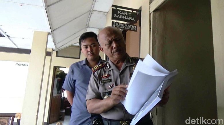Kapolsek Purworejo AKP Bambang Sulistyo menunjukkan dokumen negara yang disita