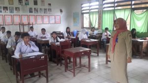 Kepala UPTD SKB, Hasna Pasambuna memantau langsung  pelaksanaan ujian paket B 