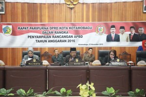 Ketua DPRD Kotamobagu Ahmad Sabir memimpin jalannya sidang paripurna