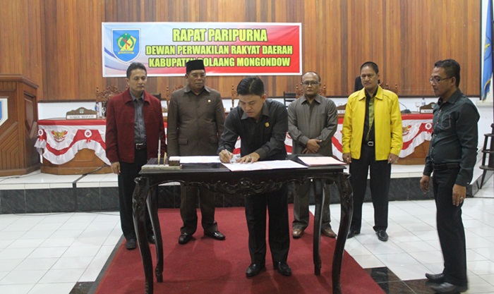 Ketua-DPRD-Welty-Komaling-menandatangani-nota-kesepahaman