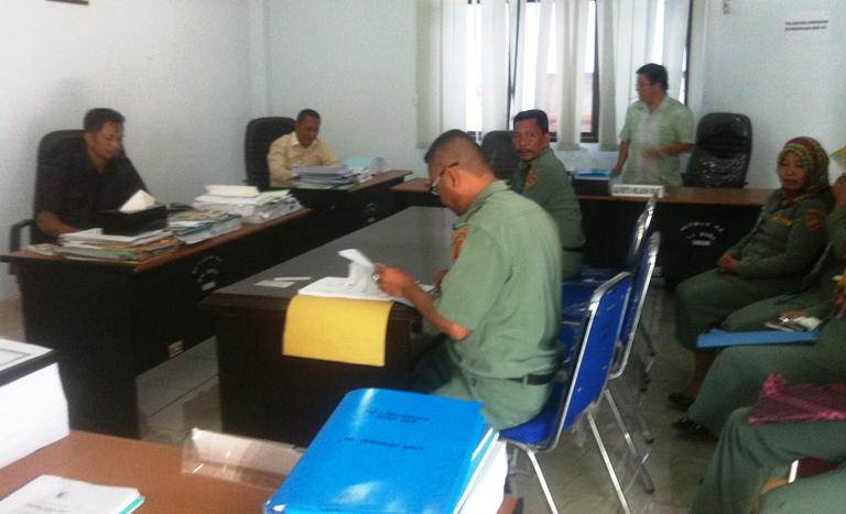 Ketua Komisi I, Kadir Rumoroy,beserta anggotanya, saat melaksanakan pembahasan dengan mitra kerja SKPD.