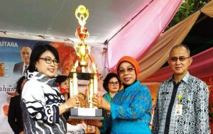 Ketua TP PKK Kotamobagu saat menerima Piala dari Ketua TP PKK Provinsi Sulawesi Utara beberapa waktu lalu