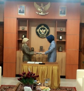 Walikota Kotamobagu Ir Tatong Bara menyerahkan LKPD TA 2015 Kepada Perwakilan BPK RI