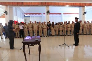 Wali Kota saat melantik Gunawan Damopolii sebagai pejabat Asisiten II definitif. (foto : Kominfo)