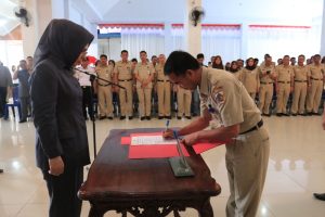 Dihadapan Wali Kota, Ir Tatong Bara, Pelaksana Tugas (Plt) Sekot Adnan, menandatangani berita acara penunjukan.