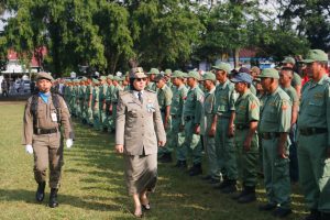 Wali Kota melakukan inspeksi pasukan peserta upacara HUT Satpol PP, Damkar, dan Linmas.