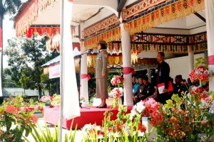 Wali Kota saat bertindak sebagai Inspektur Upacara (Irup) pada peringatan HUT Satpol PP, Damkar, dan Linmas.