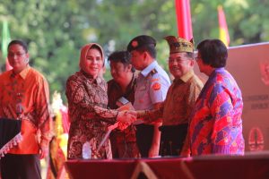 Wali Kota Ir. Tatong Bara saat menerima Piala Adipura yang diserahkan oleh Wakil Presiden Jusuf Kalla, tahun lalu di Kabupaten Siak.