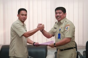 Akrab, Kadis Disparbud Kotamobagu, Agung Adati dan Kadis Kominfo yang baru saja dilantik pada acara serah terima jabatan.