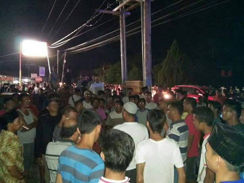 Massa yang protes pemadaman listrik di Rohul