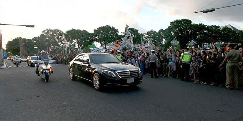 Masyarakat yang tinggal di sekitar kawasan Kota Denpasar menyambut kedatangan Raja Salman bin Abdulaziz al-Saud