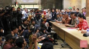 Menkes Nila Farid Moeloek saat menggelar konferensi pers terkait perkembangan penanggulangan vaksin palsu pada Selasa, 19 Juli 2016, di Kemkes, Jakarta.