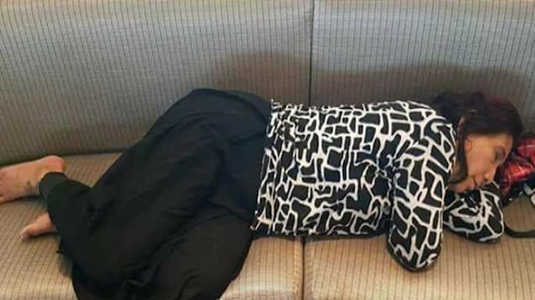 Menteri Susi Pudjiastuti tidur di bandara.